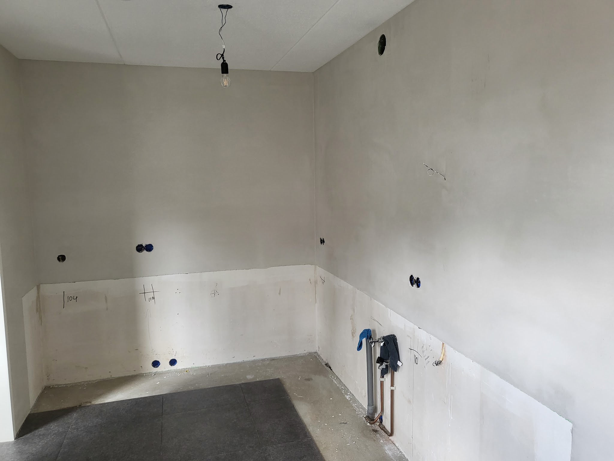Keukenwand strak gestuct voordat de keuken geplaatst wordt