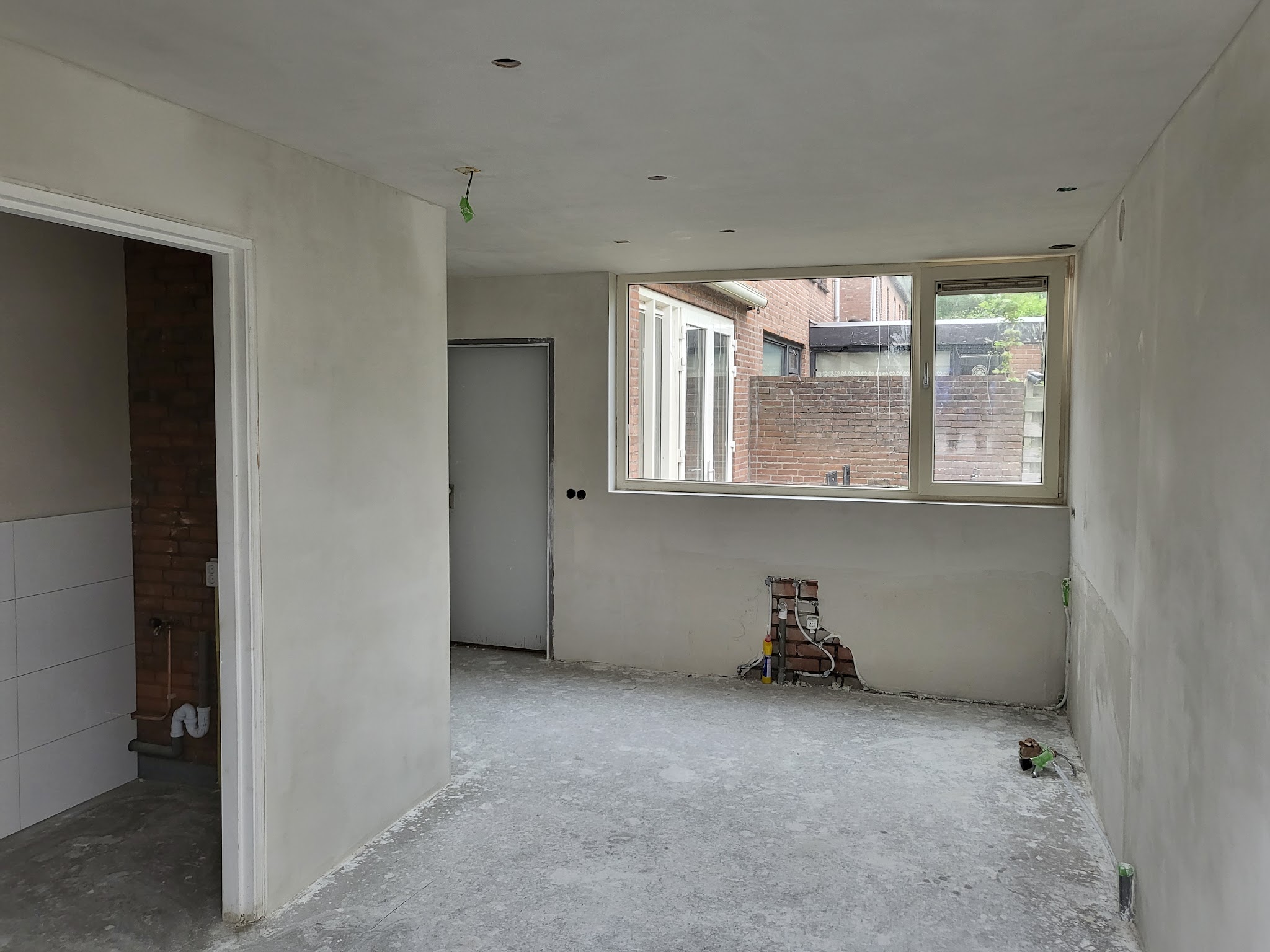 Gestucte kamer met raam, klaar voor de afwerking